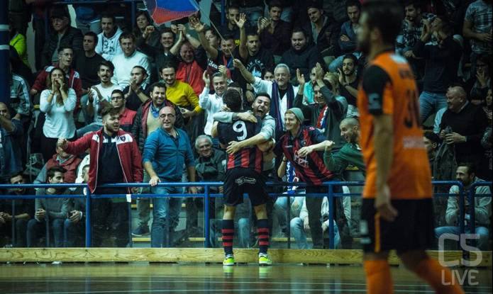 Mauro Castagna, Imola, celebra con la afición (imagen vía calcioa5live.com).