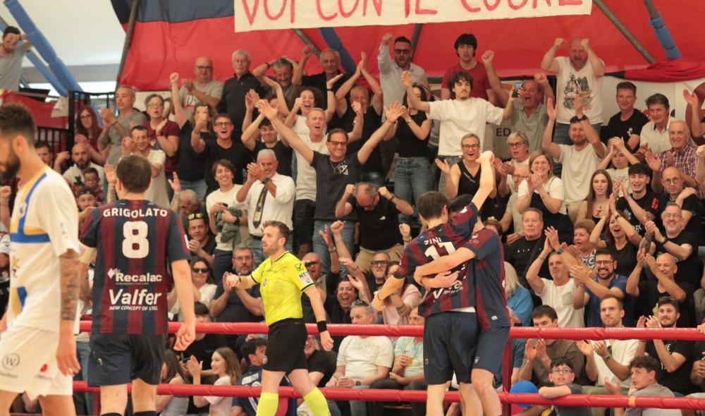 Boscaro dà il via alle danze, il Cornedo travolge il Prato 8-2. E si porta a un passo dalla A2 Élite
